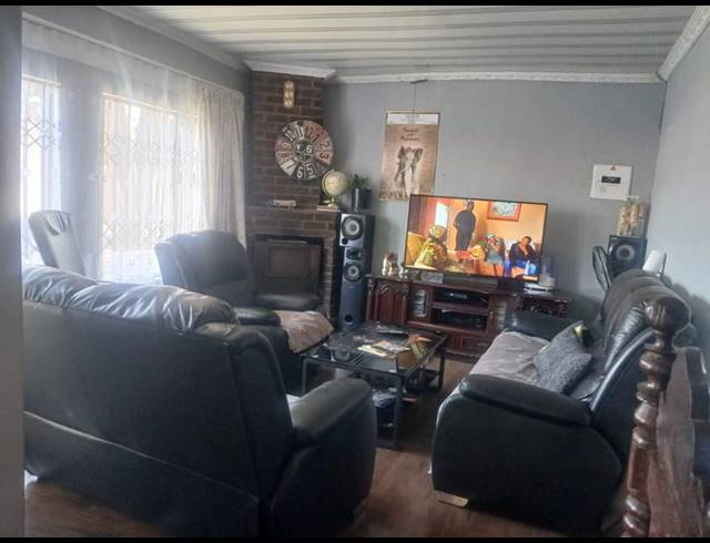 3 BEDROOM HOUSE FOR SALE IN SIMUNYE